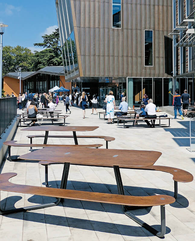 Seks brune Plateau Picnic L bordbænkesæt på Royal Holloway University i England