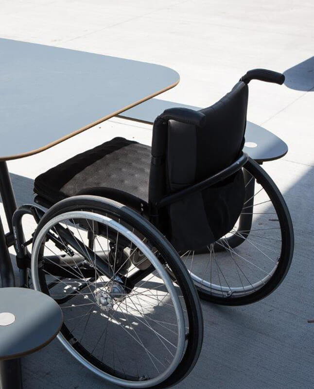 En kørestol ved et sort Plateau Picnic I bord