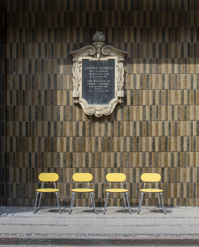 Fire gule Plateau City Chairs i byrummet