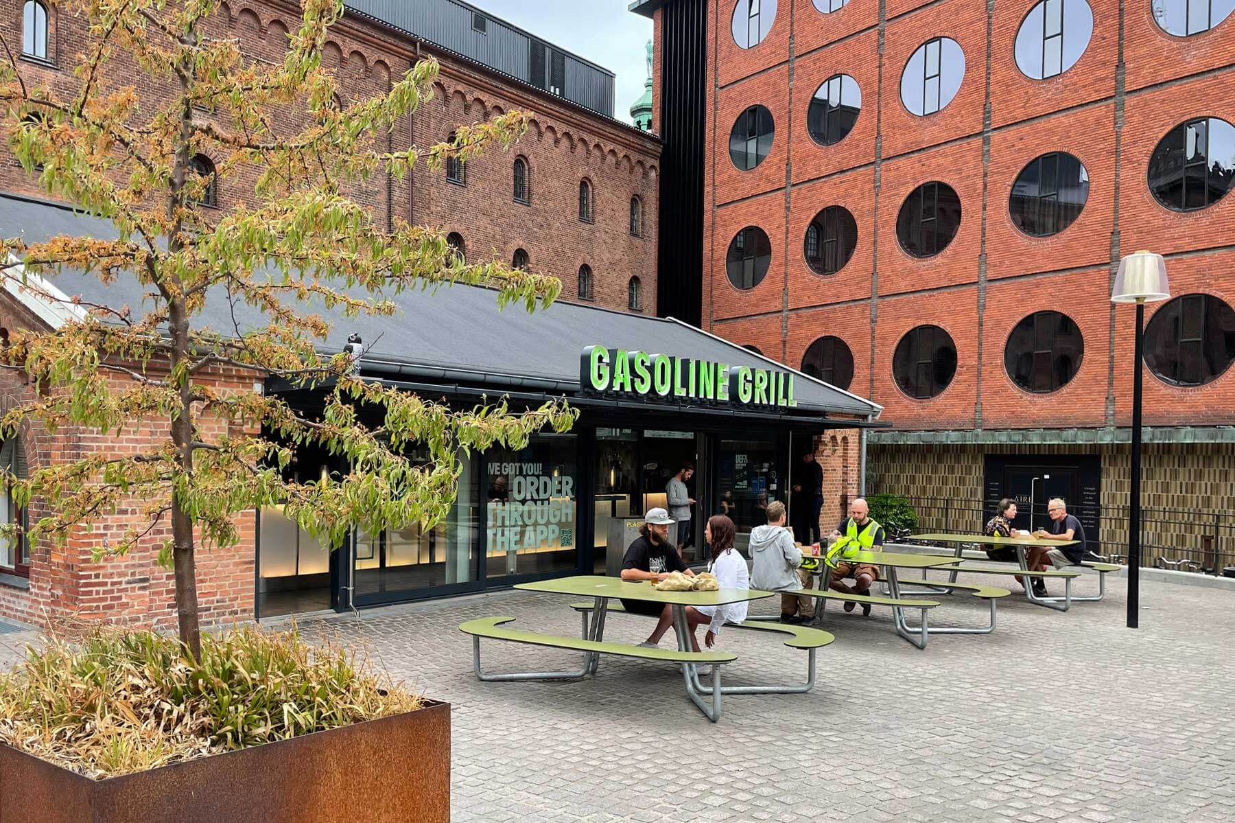 Tre oliven grønne Plateau Picnic I bordbænkesæt ude foran Gasolin Grill