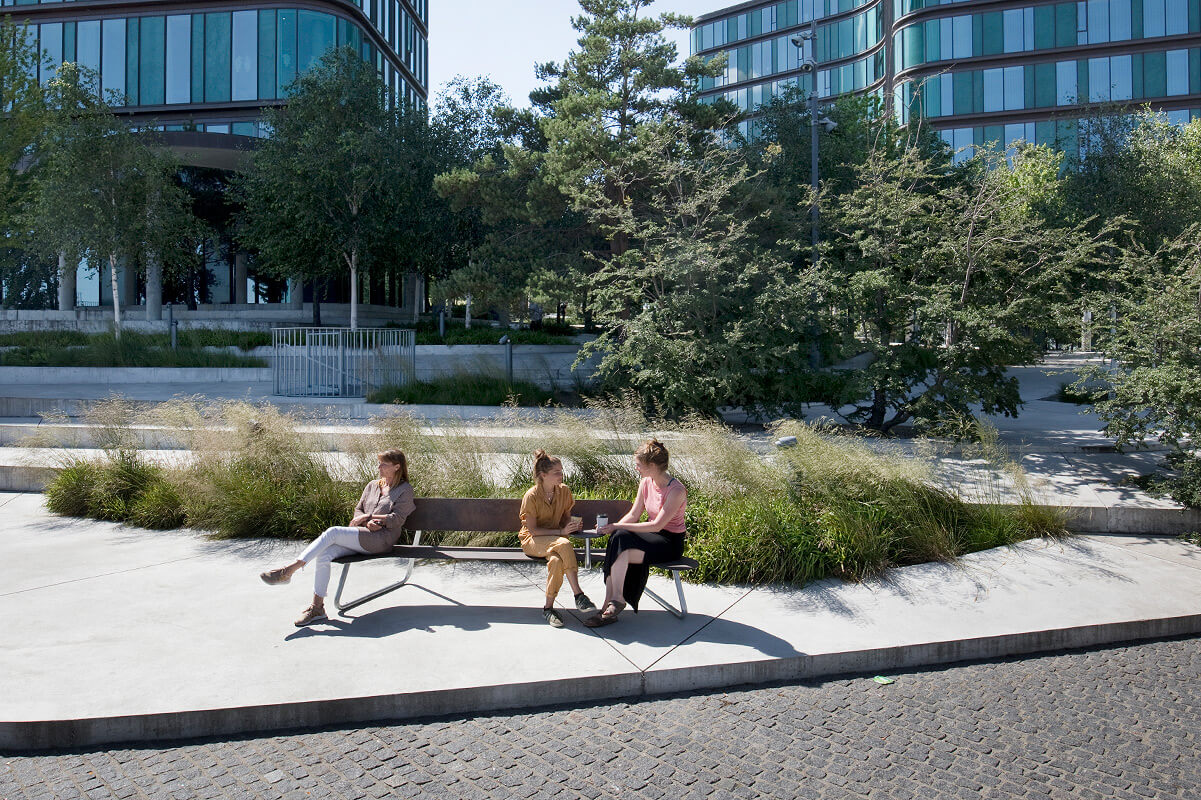 Tre personer på en Plateau Bænk i byrummet