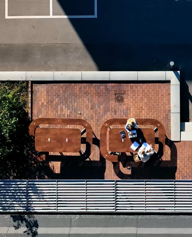 To brune picnicborde står udendørs ved siden af hinanden