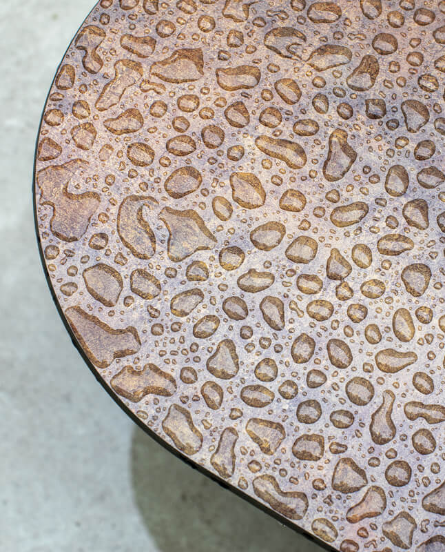 Et nær billede af et brunt Plateau Picnic Street bordbænkesæt i regnvejr