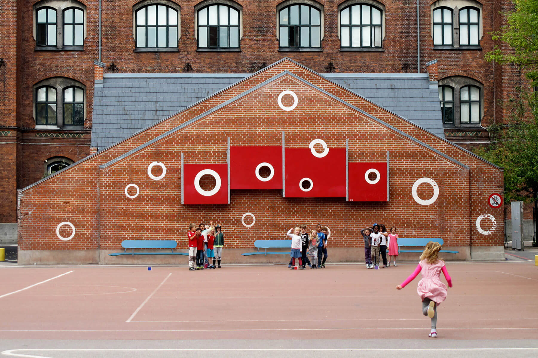 Tre Plateau vægbænke i blå i en skolegård med legende børn