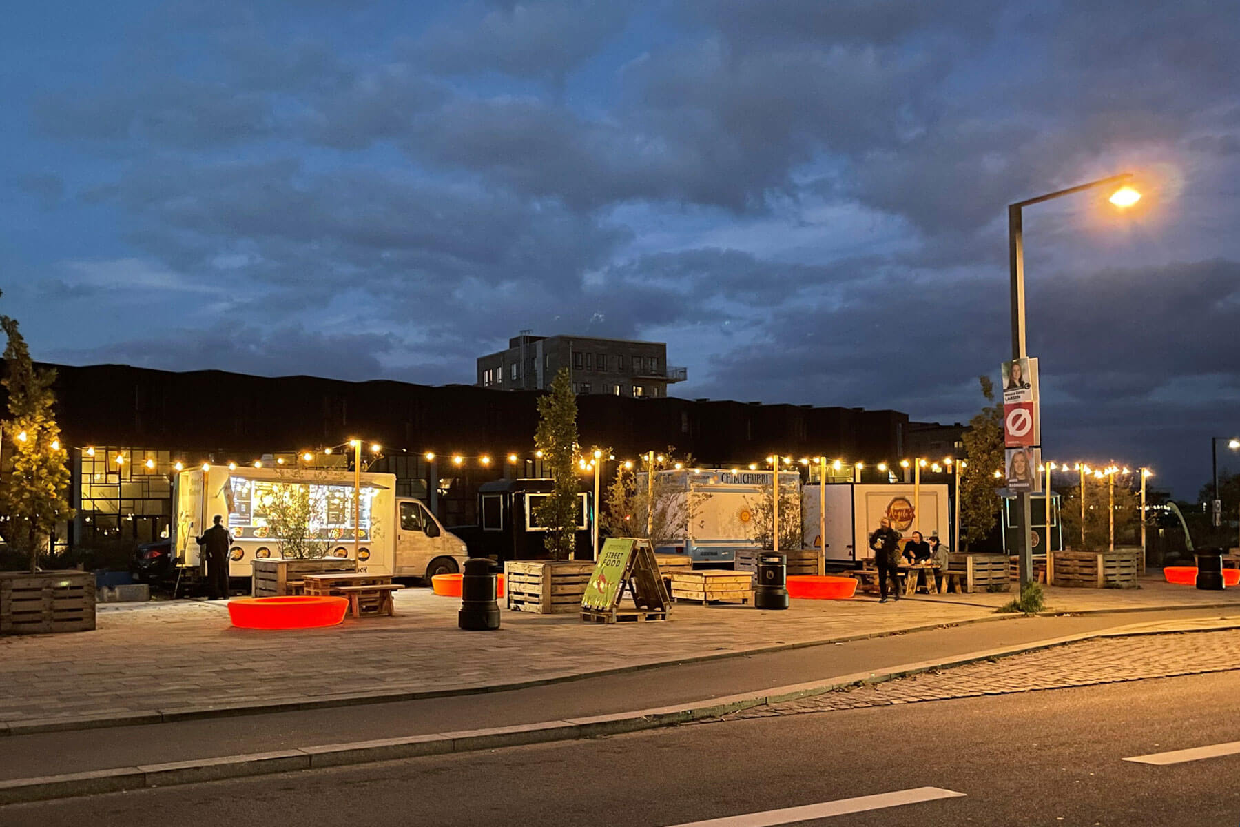 Loop Light bænke i Ørestaden en sen aften