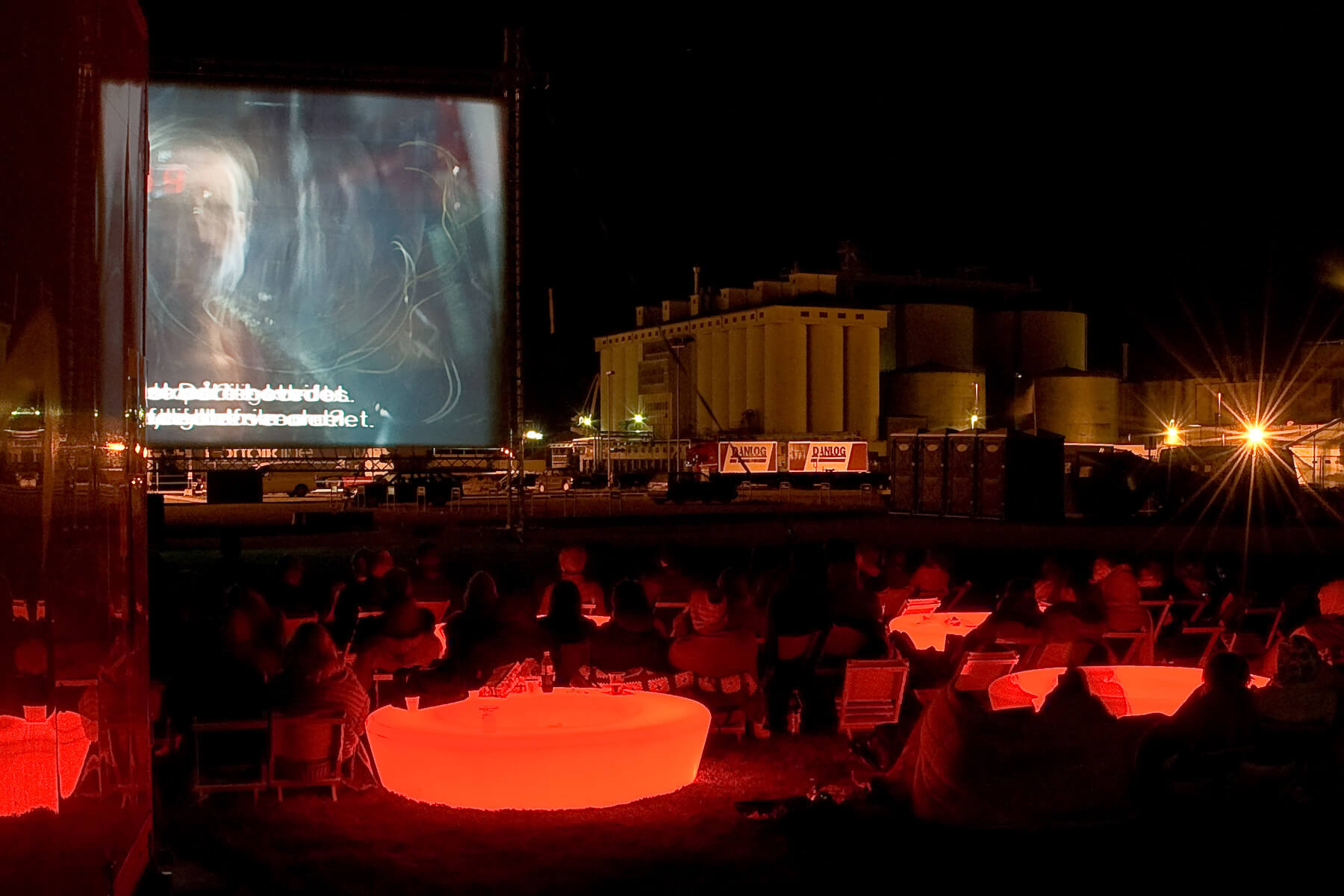 Lysende Loop Light bænke til et udendørs filmevent