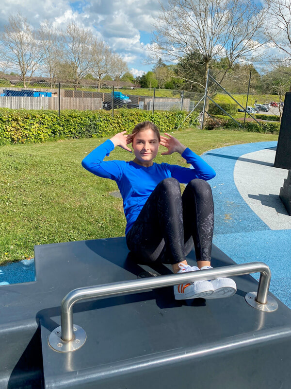 En kvinde der træner med en blå FitStation