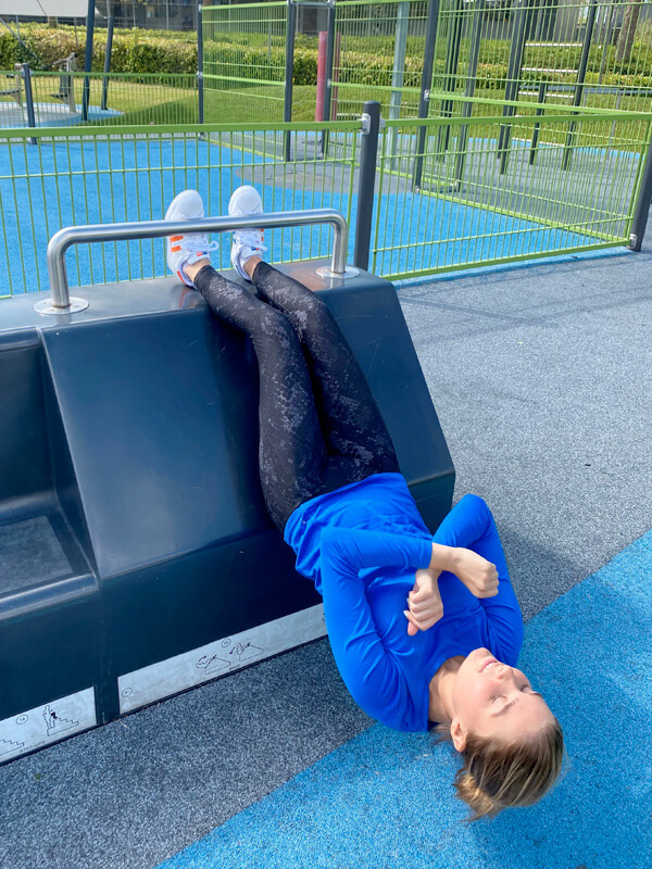 En kvinde der træner med en blå FitStation