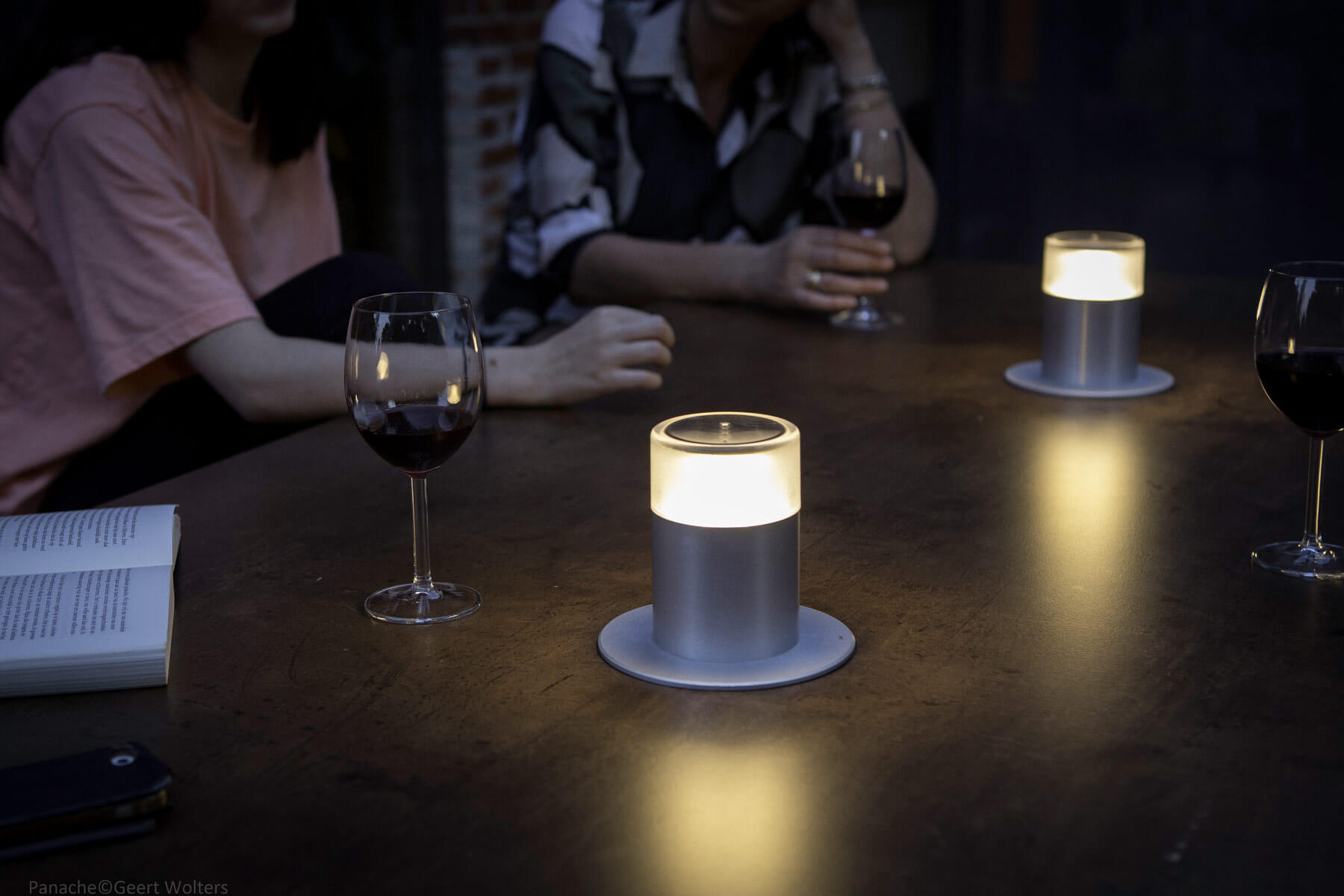 Et nærbillede af to Plateau Point Sun lyskilder på et bord