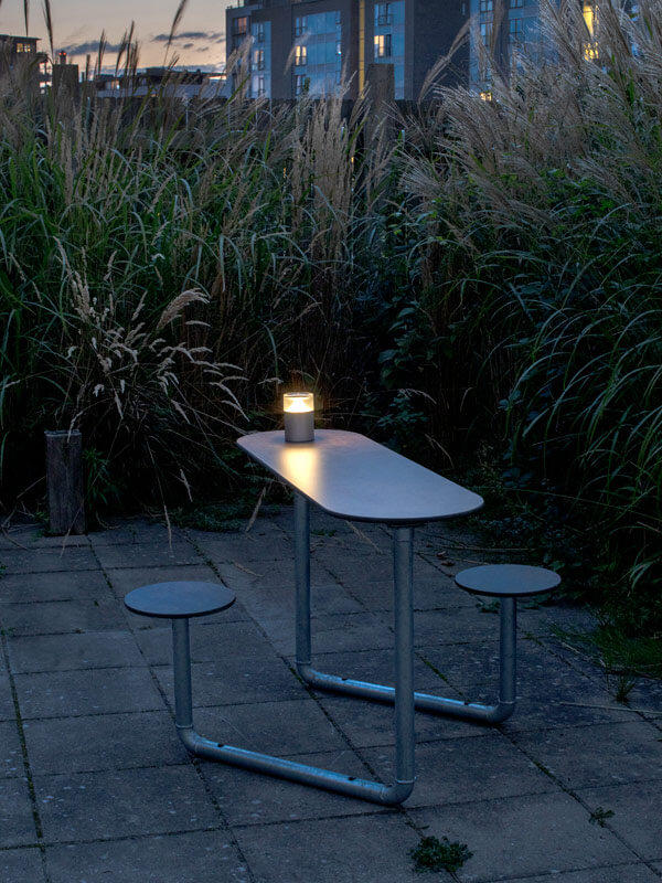 Et brunt Plateau Picnic Duo i aftenens skær, belyst med et Plateau Point Sun lyskilde