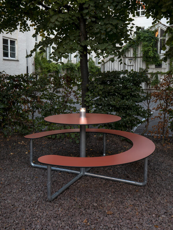 En Plateau Point Sun ovenpå et Plateau Picnic Round bordbænkesæt