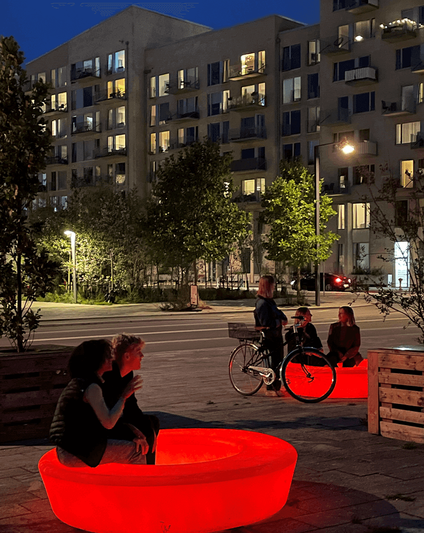 To Loop Light bænke i Ørestaden besiddende af gæster