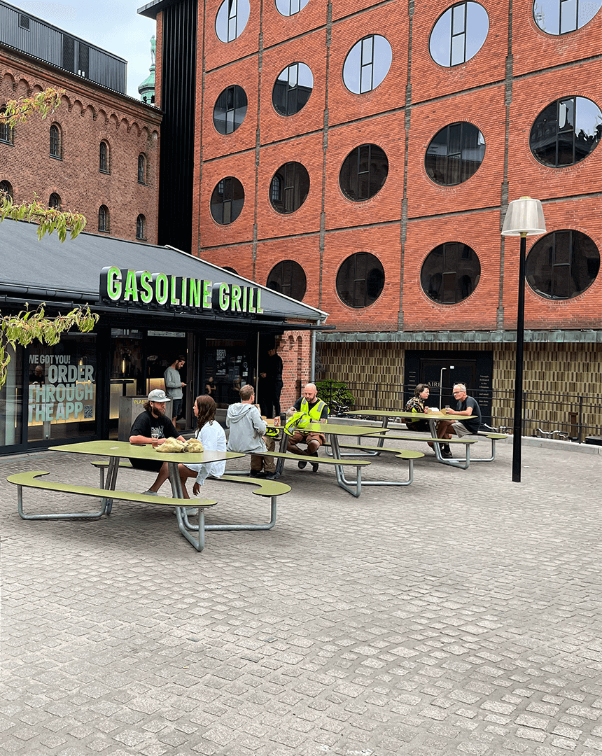 Tre oliven grønne Plateau Picnic I bordbænkesæt ude foran Gasolin Grill